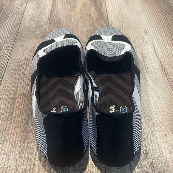 Chic Black and White Women's Slip-On Shoes - Picture 4 of 5